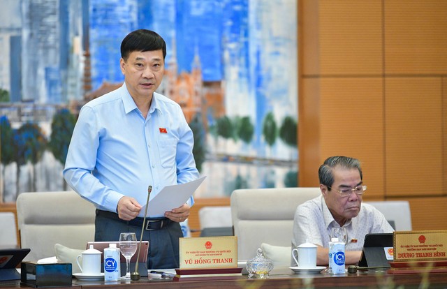 Chủ nhiệm Ủy ban Kinh tế Vũ Hồng Thanh trình bày báo cáo thẩm tra Dự án Luật