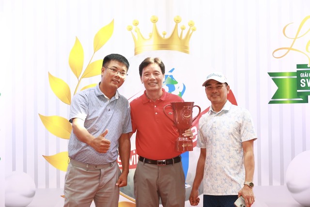 Ông Mai Quốc Hội (áo đỏ) nhận giải best gross trên sân Mountain View (Ảnh: Chí Cường) Ông Mai Quốc Hội (áo đỏ) nhận giải best gross trên sân Mountain View (Ảnh: Chí Cường)