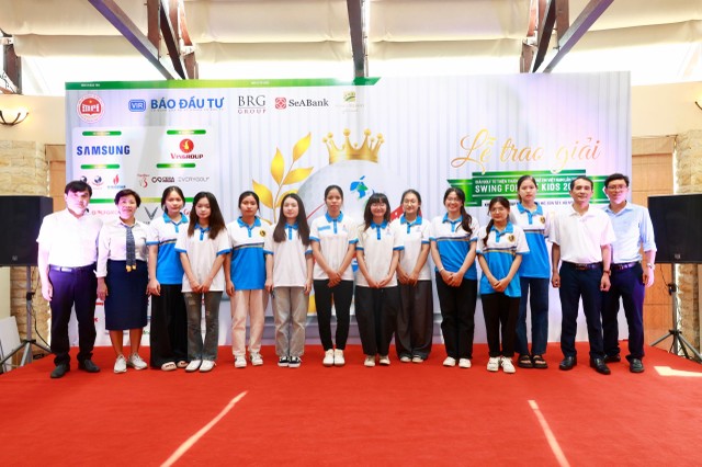 Vũ Minh Phúc (người thứ 7 từ trái sang) cùng các sinh viên Học viện Chính sách và Phát triển và Đại học Giao thông Vận tải nhận học bổng Swing for the Kids 2024 sáng 12/10/2024.