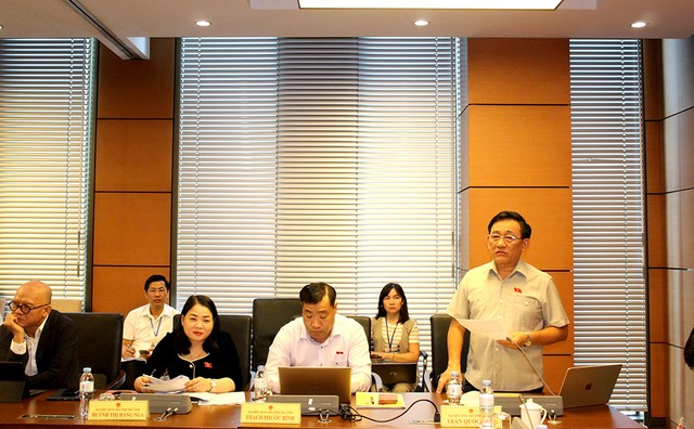 Đại biểu Trần Quốc Tuấn (đoàn Trà Vinh) phát biểu tại họp tổ sáng 26/10.