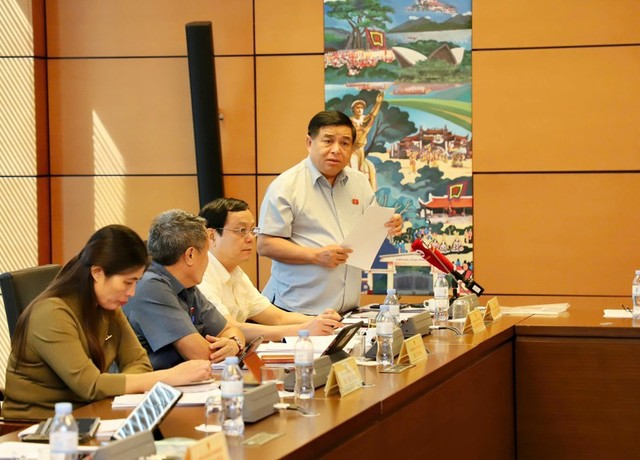 Bộ trưởng Bộ Kế hoạch và Đầu tư Nguyễn Chí Dũng phát biểu tại họp tổ ngày 26/10.