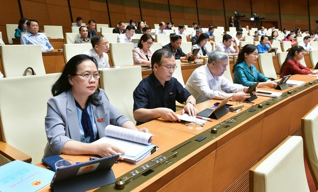 Quốc hội thảo luận ở hội trường chiều 6/11 về dự án một luật sửa 4 luật