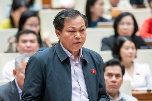 Đại biểu Lưu Văn Đức (đoàn Đắk Lắk) chất vấn Thống đốc Nguyễn Thị Hồng sáng 11/11