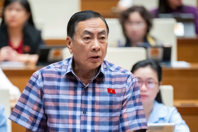 Đại biểu Phạm Văn Hòa (đoàn Đồng Tháp) chất vấn lý do vì sao NHNN chỉ bán vàng miếng mà không mua lại