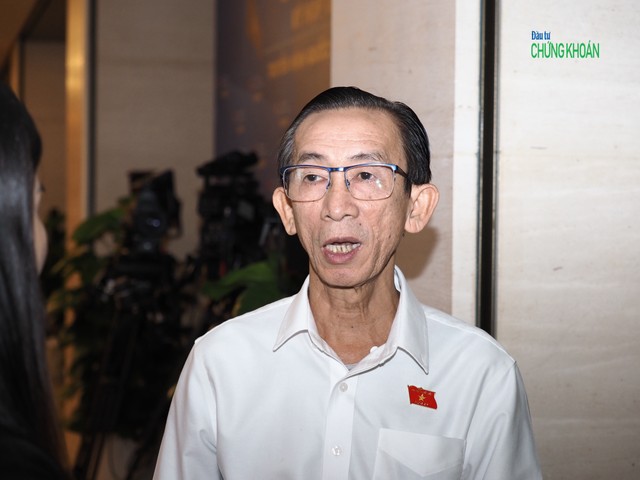 Đại biểu Trần Hoàng Ngân trả lời báo Đầu tư Chứng khoán bên hành lang Quốc hội