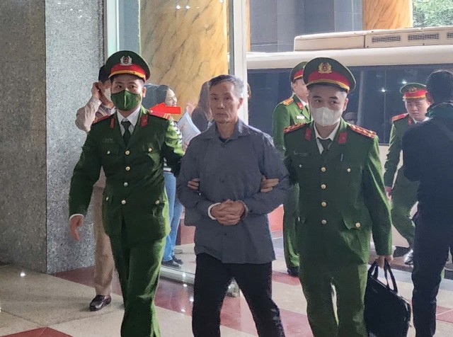 Một bị cáo khác được dẫn giải đến phiên xử Một bị cáo khác được dẫn giải đến phiên xử