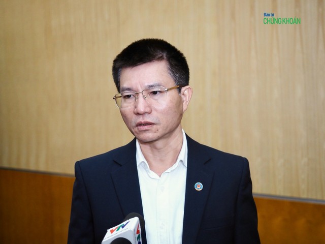 Ông Lưu Hoàng, Cục trưởng Cục Quản lý ngân quỹ (KBNN) trả lời báo chí bên lề cuộc họp báo chiều 13/1 - Ảnh: H.Y