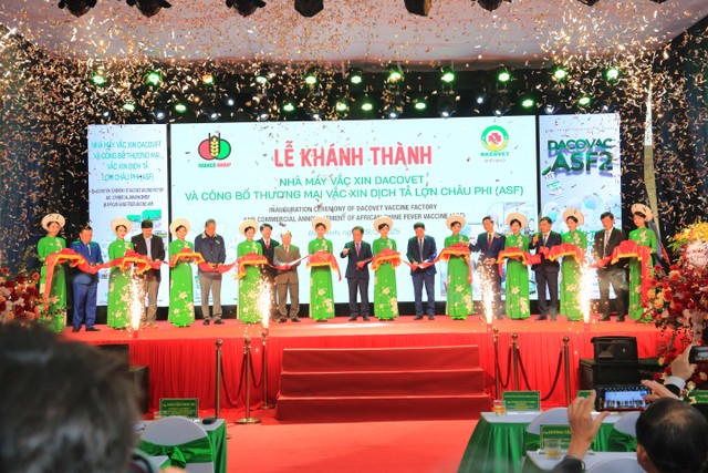 Các đại biểu cắt băng khánh thành Nhà máy vaccine Dacovet sáng 29/3