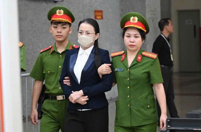 Bị cáo Hương Trần Kiều Dung - Phó Chủ tịch HĐQT Tập đoàn FLC được đưa tới phiên toà