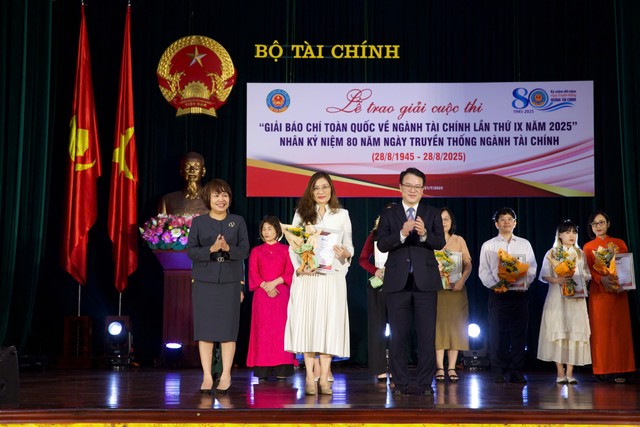 Thứ trưởng Bộ Tài chính Trần Quốc Phương (bên phải) và bà Đặng Thị Phương Thảo - Phó Cục trưởng Cục Báo chí (Bộ Thông tin và Truyền thông) trao giải B báo chí toàn quốc viết về ngành Tài chính năm 2025 cho nhà báo Nguyễn Thị Hải Vân chiều 21/7 (Ảnh: Chí Cường)