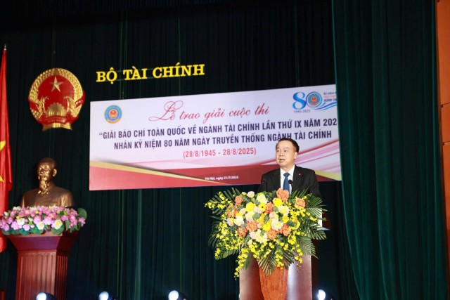 Thứ trưởng Bộ Tài chính Nguyễn Đức Chi phát biểu tại Lễ trao giải