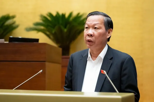 Chủ nhiệm Uỷ ban Kinh tế và Tài chính Phan Văn Mãi trình bày báo cáo thẩm tra dự án sân bay Gia Bình sáng 14/11