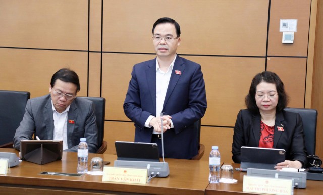 Đại biểu Trần Văn Khải (đoàn Ninh Bình) phát biểu sáng 19/11