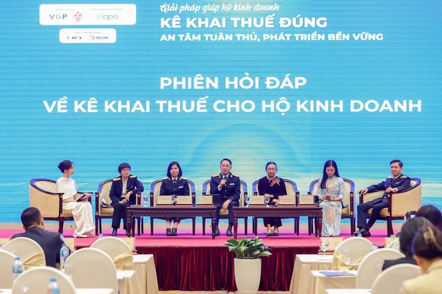 Ông Mai Sơn, Phó Cục trưởng Cục Thuế (Bộ Tài chính) - người thứ 4 từ trái sang - giải đáp thắc mắc về việc truy thu thuế hộ kinh doanh.