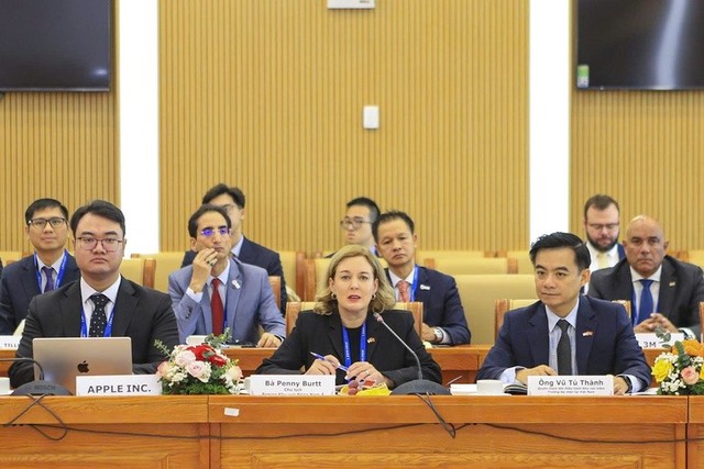 Bà Penny Burtt, Chủ tịch Boeing Khu vực Đông Nam Á tại buổi làm việc