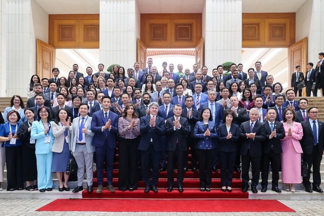 Thủ tướng Lê Minh Hưng chụp ảnh lưu niệm cùng đại diện các doanh nghiệp 2 nước Việt Nam và Hoa Kỳ