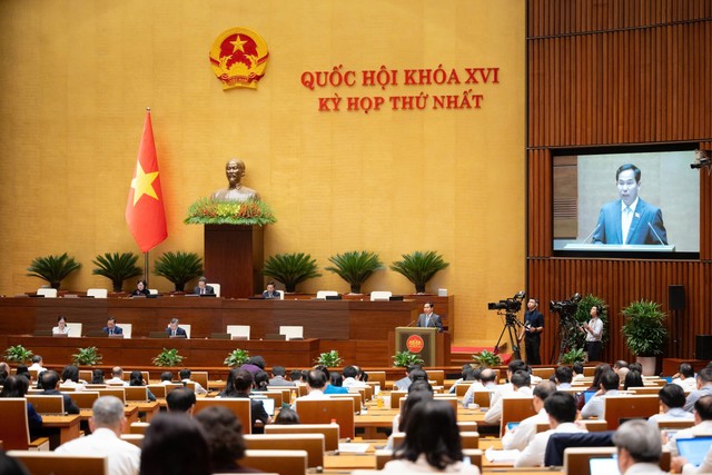 Ủy viên Ủy ban Thường vụ Quốc hội, Tổng Thư ký Quốc hội, Chủ nhiệm Văn phòng Quốc hội Lê Quang Mạnh trình bày Tờ trình về việc bổ sung Chương trình Kỳ họp thứ Nhất, Quốc hội khóa XVI chiều 21/4