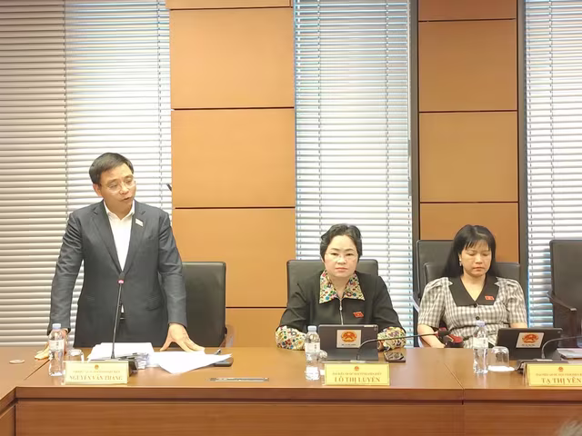 Phó Thủ tướng Chính phủ Nguyễn Văn Thắng thảo luận tại tổ chiều 21/4