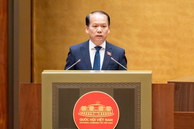 Bộ trưởng Bộ Tư pháp Hoàng Thanh Tùng trình bày Báo cáo về việc tiếp thu, giải trình và chỉnh lý dự thảo Luật Thủ đô (sửa đổi) chiều 23/4