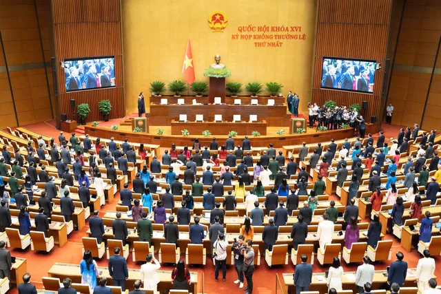 Quốc hội làm lễ chào cờ tại Phiên khai mạc Kỳ họp không thường lệ lần thứ Nhất sáng 3/8 Quốc hội làm lễ chào cờ tại Phiên khai mạc Kỳ họp không thường lệ lần thứ Nhất sáng 3/8