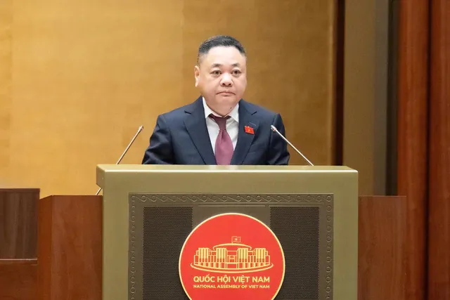 Ông Nguyễn Ngọc Bảo, Phó Chủ nhiệm Ủy ban Kinh tế và Tài chính trình bày Báo cáo thẩm tra Tờ trình định hướng sửa đổi Luật Đất đai của Chính phủ. Ông Nguyễn Ngọc Bảo, Phó Chủ nhiệm Ủy ban Kinh tế và Tài chính trình bày Báo cáo thẩm tra Tờ trình định hướng sửa đổi Luật Đất đai của Chính phủ.