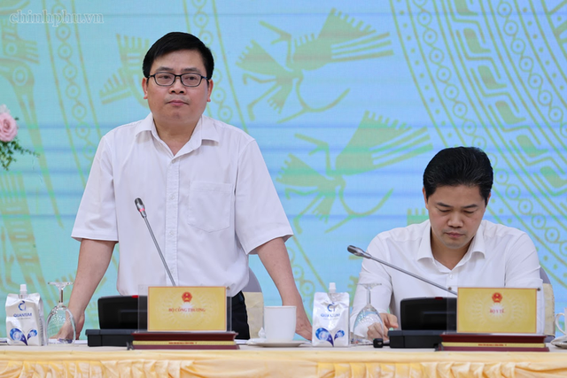 Thứ trưởng Bộ Công Thương Trương Thanh Hoài thông tin tại Họp báo
