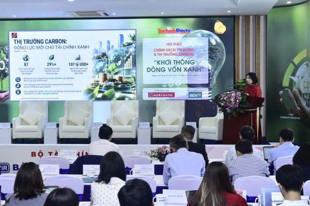 Bà Nguyễn Thị Thu Hà trình bày tham luận 'Thị trường carbon: Động lực mới cho tài chính xanh" sáng 14/10 - Ảnh: Dũng Minh Bà Nguyễn Thị Thu Hà trình bày tham luận 'Thị trường carbon: Động lực mới cho tài chính xanh" sáng 14/10 - Ảnh: Dũng Minh