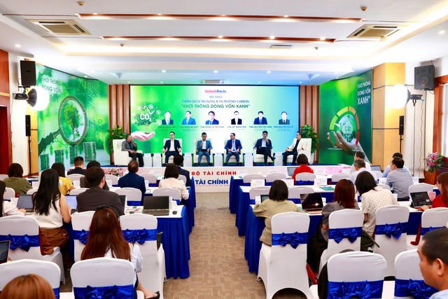 Các chuyên gia thảo luận tại Hội thảo "Chính sách tín dụng và thị trường carbon: Khơi thông dòng vốn xanh” của báo Tài chính Đầu tư sáng 14/10 - Ảnh: Chí Cường Các chuyên gia thảo luận tại Hội thảo "Chính sách tín dụng và thị trường carbon: Khơi thông dòng vốn xanh” của báo Tài chính Đầu tư sáng 14/10 - Ảnh: Chí Cường