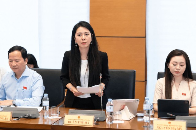 Đại biểu Đoàn Thu Hà (đoàn Lạng Sơn) đề nghị nâng cao giá trị giữ lại của DN nội. Ảnh: quochoi.vn