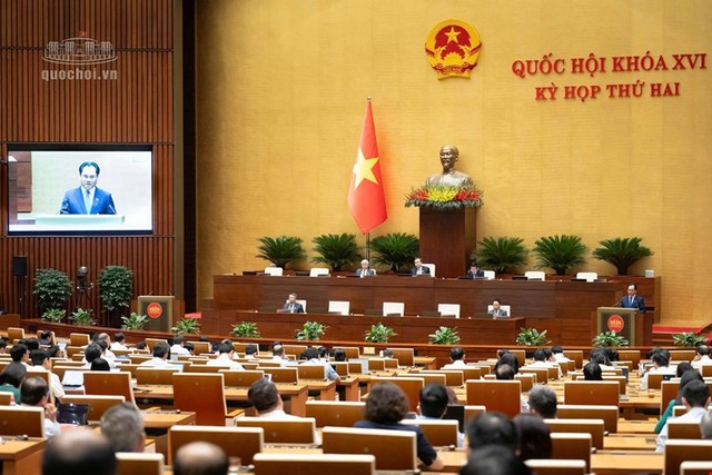 Quốc hội nghe Bộ trưởng Bộ Nông nghiệp và Môi trường Trịnh Việt Hùng phát biểu tiếp thu, giải trình về dự án Luật Đất đai (sửa đổi) sáng 29/10