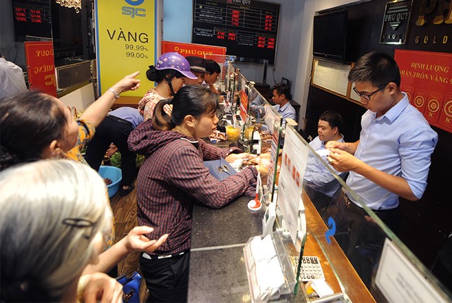 [Chùm ảnh] Vàng tăng vọt, người dân đổ xô xếp hàng chờ mua từ sáng sớm ảnh 8