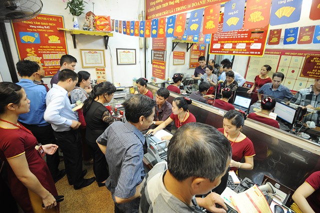 [Chùm ảnh] Vàng tăng vọt, người dân đổ xô xếp hàng chờ mua từ sáng sớm ảnh 9