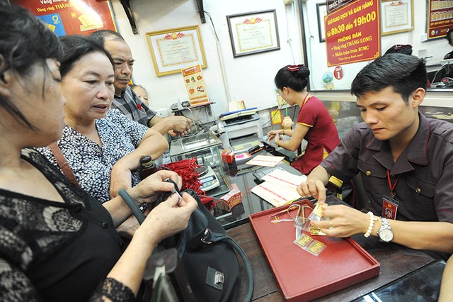 [Chùm ảnh] Vàng tăng vọt, người dân đổ xô xếp hàng chờ mua từ sáng sớm ảnh 11