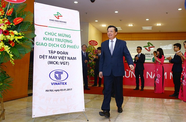 Bộ trưởng Bộ Tài chính đánh cồng khai trương phiên giao dịch đầu năm 2017 ảnh 1