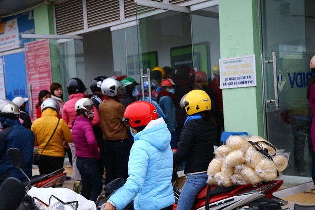 Khó như... công nhân rút tiền Tết  ảnh 13