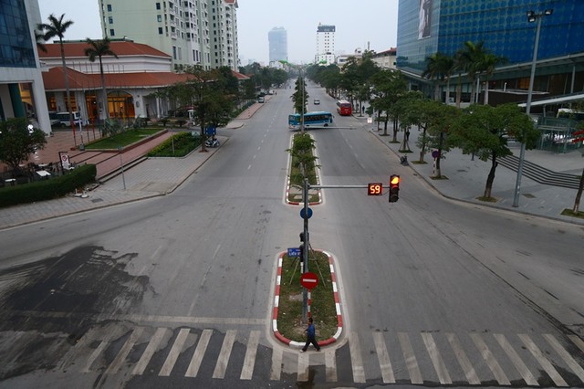 Phố phường Hà Nội vắng vẻ sáng mùng 1 Tết ảnh 8