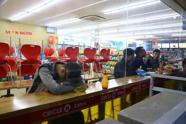 Phố phường Hà Nội vắng vẻ sáng mùng 1 Tết ảnh 13