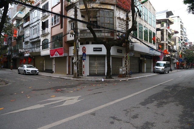 Phố phường Hà Nội vắng vẻ sáng mùng 1 Tết ảnh 14