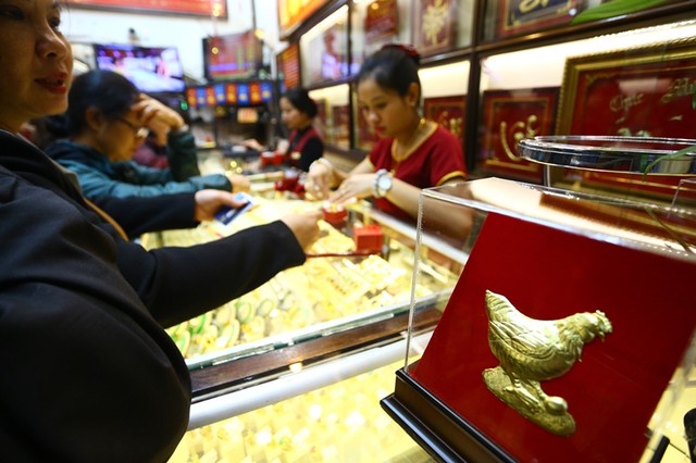 Xếp hàng mua vàng “giấy” trước ngày Thần Tài ảnh 9