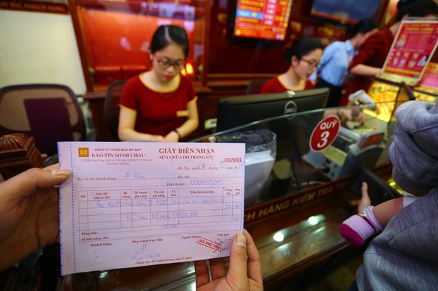 Xếp hàng mua vàng “giấy” trước ngày Thần Tài ảnh 5