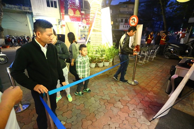 Ôm con nhỏ xếp hàng từ 5h sáng mua lộc Thần Tài ảnh 7