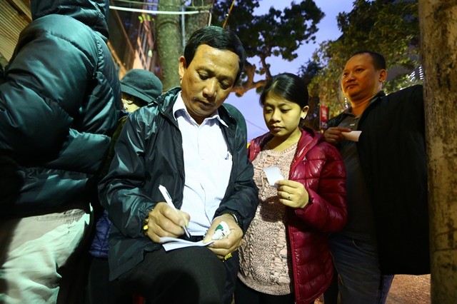 Ôm con nhỏ xếp hàng từ 5h sáng mua lộc Thần Tài ảnh 5