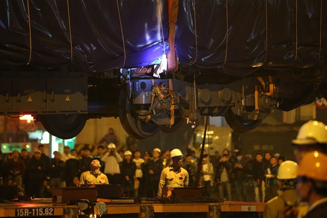 Toa tàu đường sắt trên cao đầu tiên được đưa vào vị trí ảnh 10