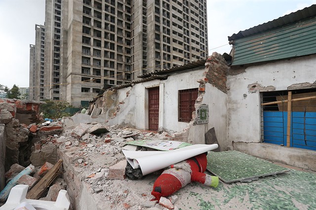 Kim tiêm giăng lối vào khu nhà bỏ hoang Pháp Vân - Tứ Hiệp ảnh 10