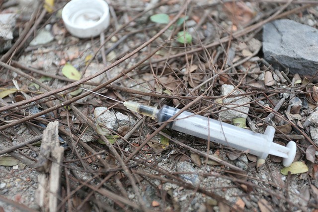 Kim tiêm giăng lối vào khu nhà bỏ hoang Pháp Vân - Tứ Hiệp ảnh 8