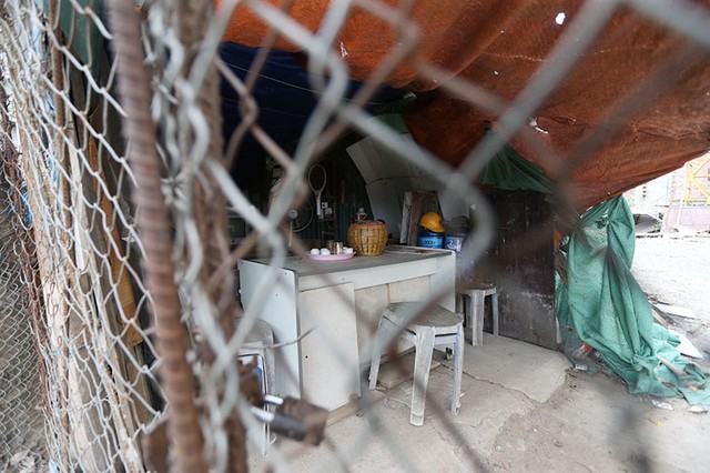 Kim tiêm giăng lối vào khu nhà bỏ hoang Pháp Vân - Tứ Hiệp ảnh 9