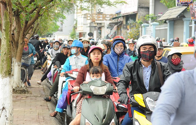 Tắc đường kinh hoàng vì cưỡng chế bến thủy Hồ Tây ảnh 4