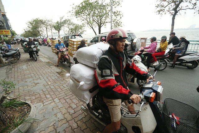 Tắc đường kinh hoàng vì cưỡng chế bến thủy Hồ Tây ảnh 5