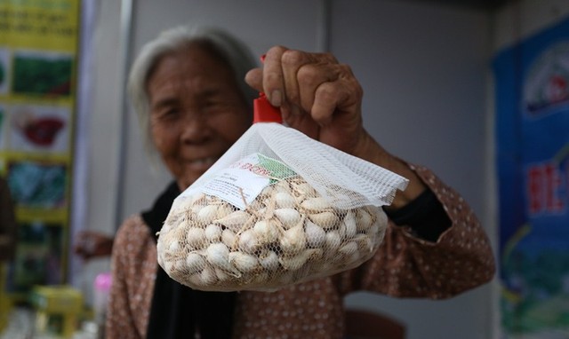 Sập gụ khảm trai giá hơn 1 tỷ đồng tại Hội chợ Nông sản  ảnh 7