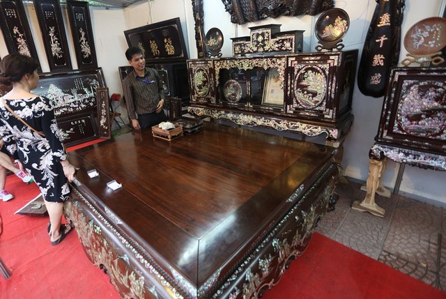 Sập gụ khảm trai giá hơn 1 tỷ đồng tại Hội chợ Nông sản  ảnh 10